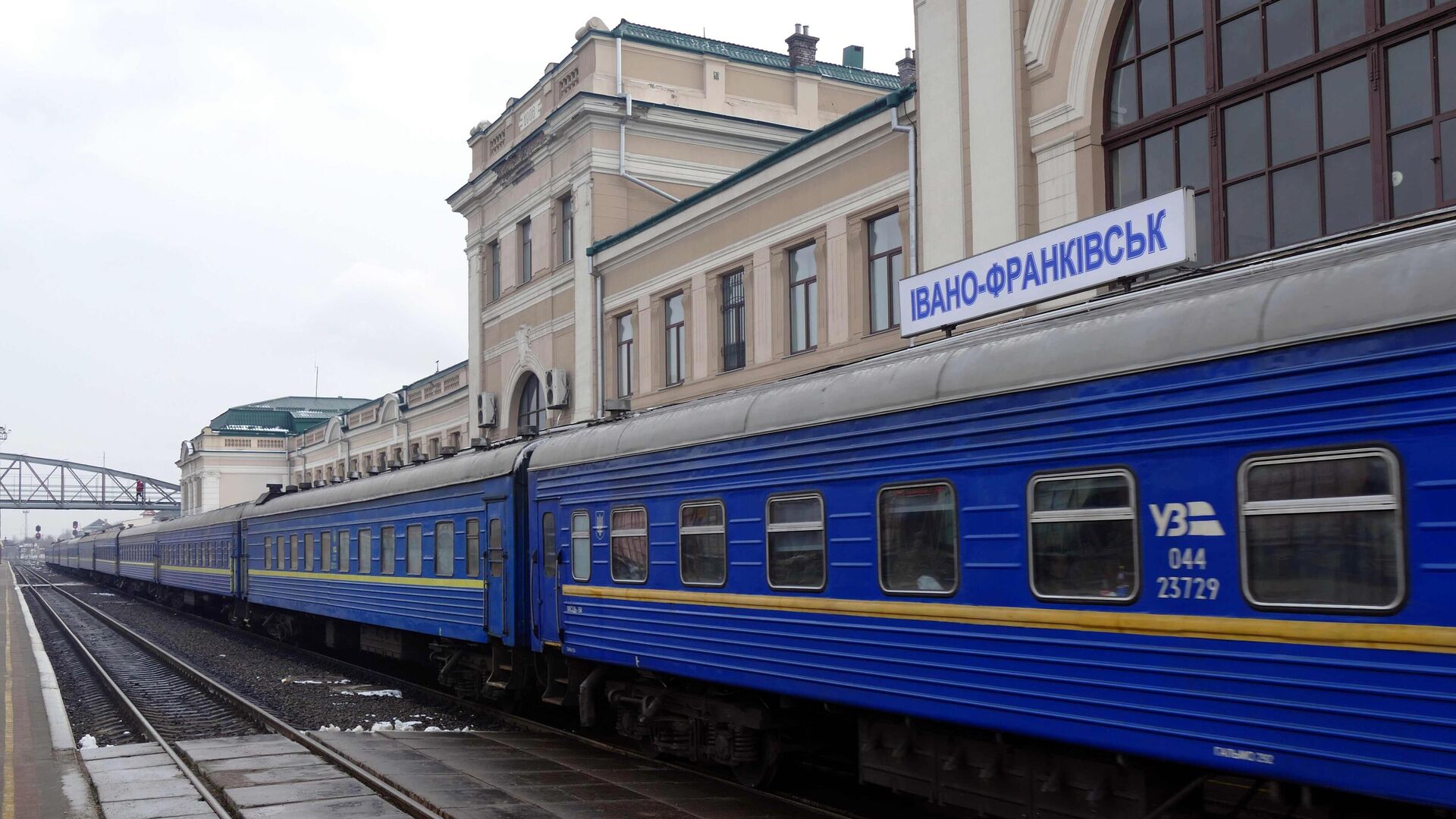 Пассажирский состав у перрона железнодорожного вокзала Ивано-Франковска - РИА Новости, 1920, 07.02.2024