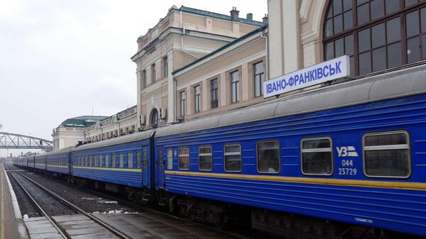 Пассажирский состав у перрона железнодорожного вокзала Ивано-Франковска