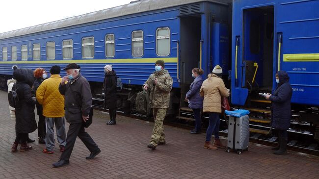 Пассажиры на перроне железнодорожного вокзала Ивано-Франковска