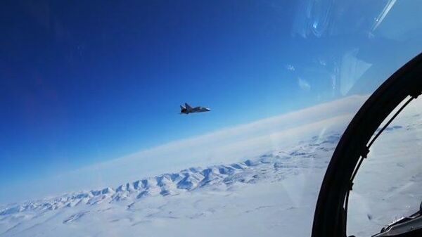 Перехват самолета противника: МиГ-31 на учениях в Арктике