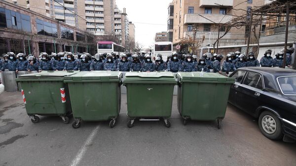 Сотрудники полиции на улице Демирчяна возле здания Народного собрания Армении в Ереване