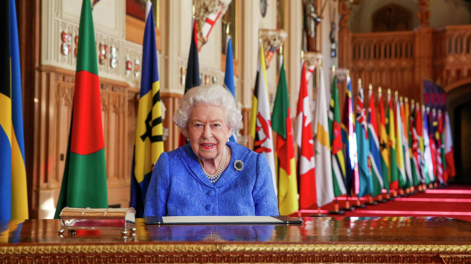 Королева Великобритании Елизавета II в Георгиевском зале Виндзорского замка - РИА Новости, 1920, 18.07.2021