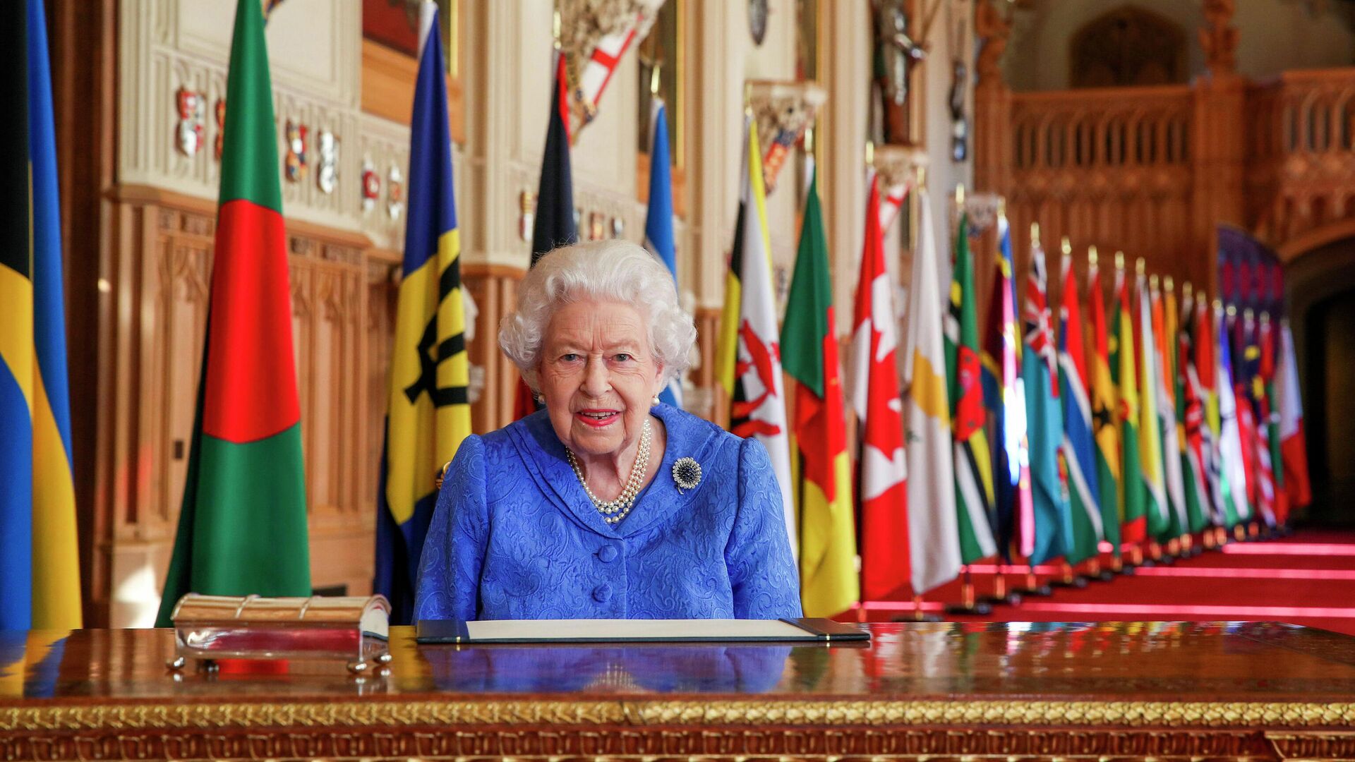 Королева Великобритании Елизавета II в Георгиевском зале Виндзорского замка1