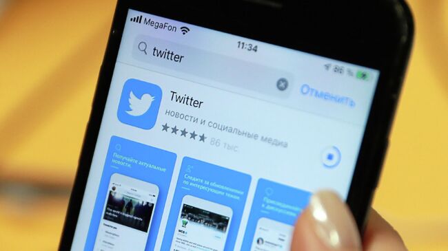 Логотип приложения Twitter на экране смартфона