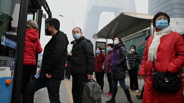 Пассажиры на автобусной остановке в Пекине