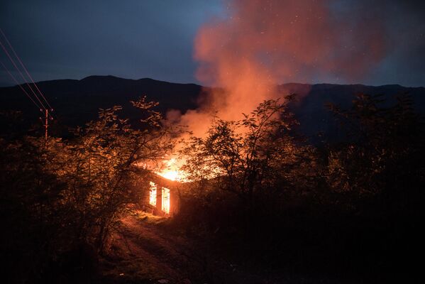 Горящий дом в Кельбаджарском районе Нагорного Карабаха.