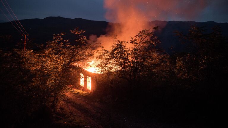 Горящий дом в Кельбаджарском районе Нагорного Карабаха.