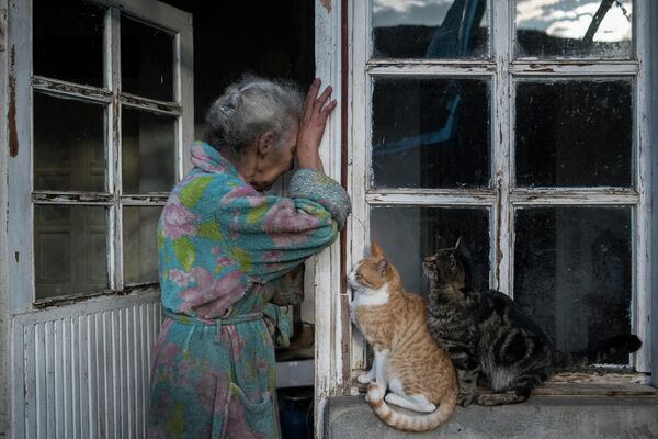 Абовян Асмик плачет в дверях своего дома в селе Неркин Сус, Нагорный Карабах
