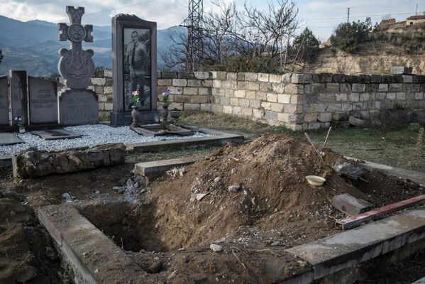 Раскопаная могила в Нагорном Карабахе