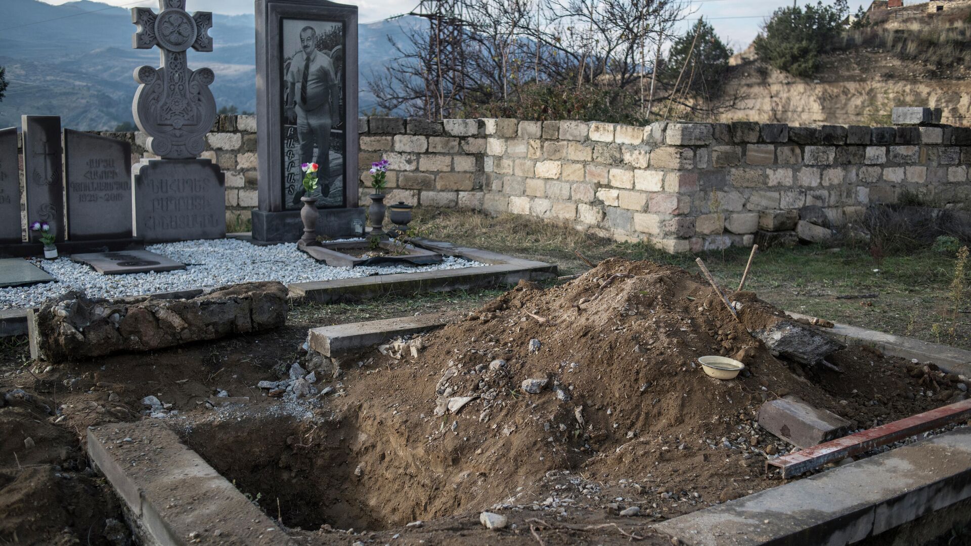 Раскопаная могила в Нагорном Карабахе - РИА Новости, 1920, 05.04.2021