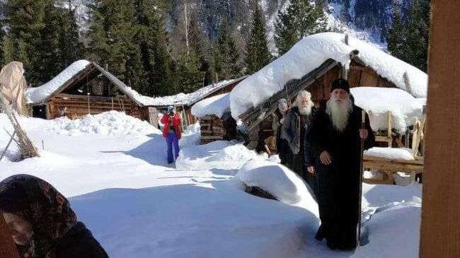 Отшельница Агафья Лыкова заходит в новый дом