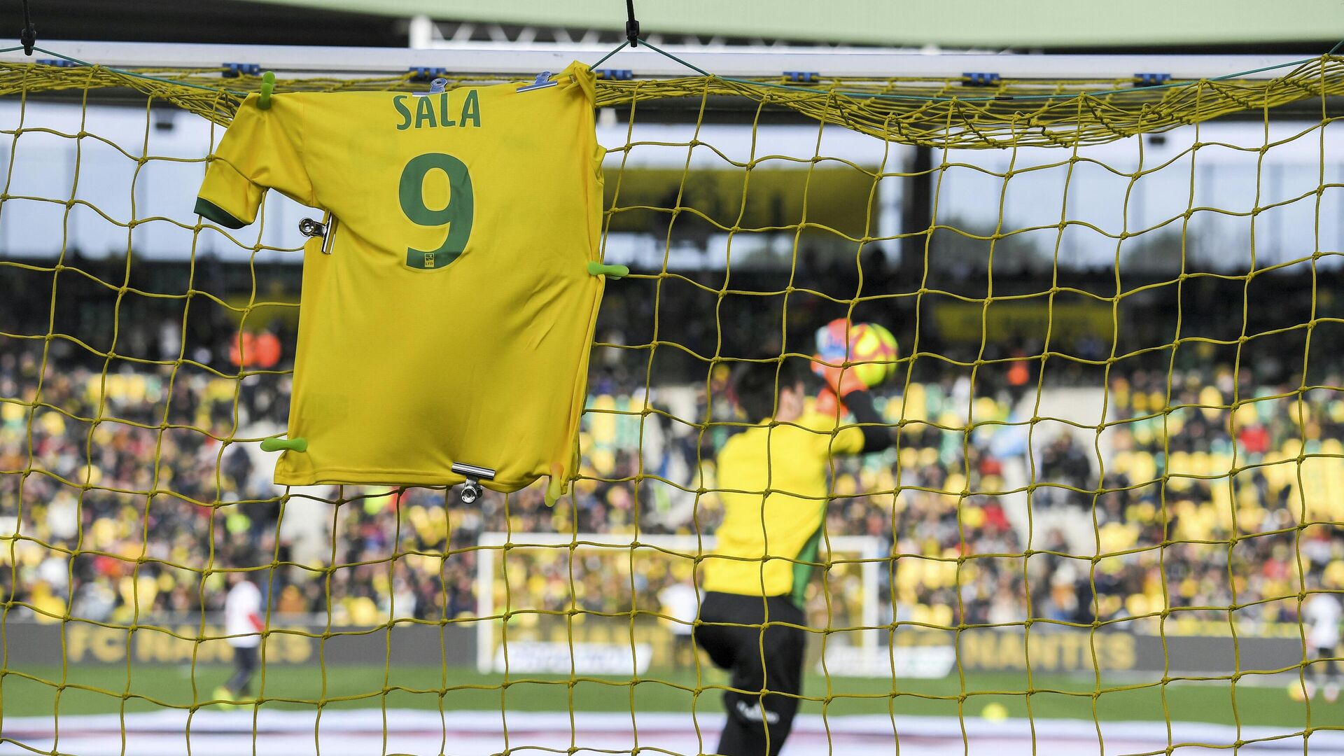 A #9 jersey is displayed on the goal in memory of late Argentinian forward Emiliano Sala prior to the French L1 football match between FC Nantes and Nimes Olympique at the La Beaujoire stadium in Nantes, western France on February 10, 2019. - FC Nantes football club announced on February 8, 2019 that it will freeze the #9 jersey as a tribute to Cardiff City and former Nantes footballer Emiliano Sala who died in a plane crash in the English Channel on January 21, 2019. (Photo by LOIC VENANCE / AFP) - РИА Новости, 1920, 10.03.2021
