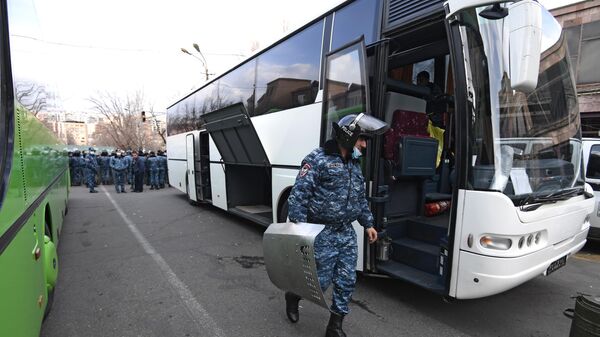 Сотрудники полиции готовятся к митингу оппозиции в Еревaне