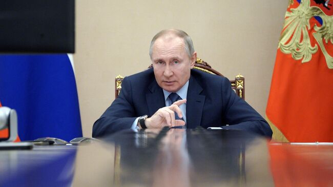 Путин поручил утвердить программу по развитию физкультуры и спорта