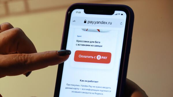 Страница сервиса Yandex Pay на экране смартфона