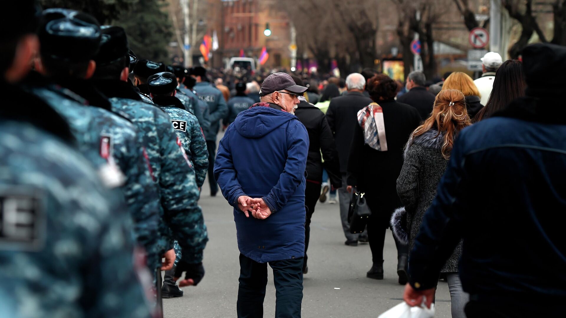 Струдники полиции и участники митинга на проспекте Баграмяна в Ереване - РИА Новости, 1920, 13.03.2021