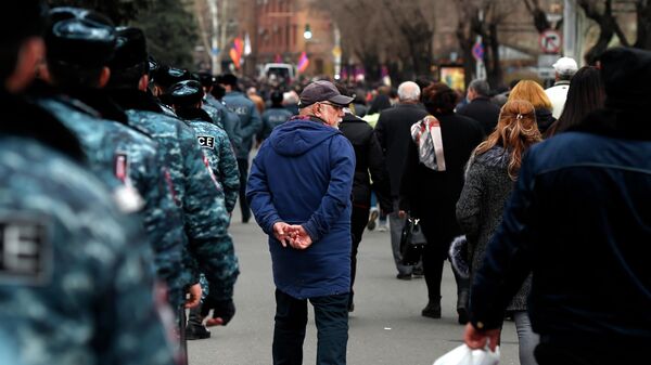 Струдники полиции и участники митинга на проспекте Баграмяна в Ереване