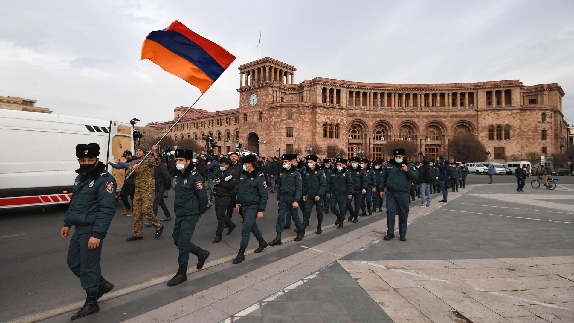 Сотрудники полиции на площади Революции во время митинга оппозиции в Ереване - РИА Новости, 1920, 04.05.2021