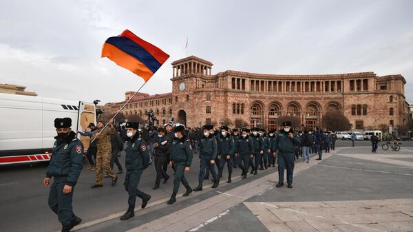 Сотрудники полиции на площади Революции во время митинга оппозиции в Ереване