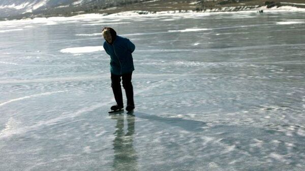 Бабушка-конькобежка: жительница села на Байкале 70 лет рассекает лед