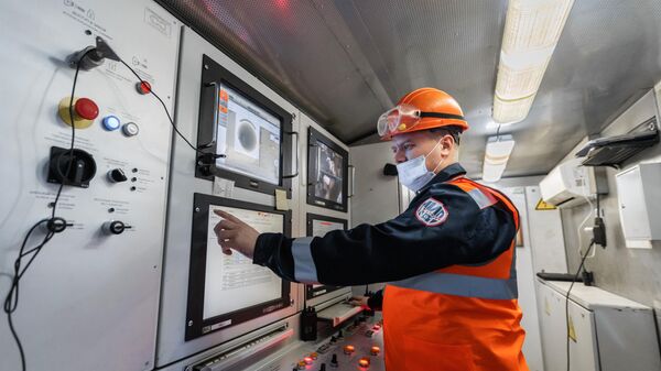 Рабочий возле пульта управления во время начала проходки двухпутного тоннеля на восточном участке БКЛ в Москве