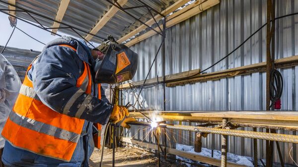 Рабочий выполняет сварочные работы на строительной площадке во время начала проходки двухпутного тоннеля на восточном участке БКЛ в Москве