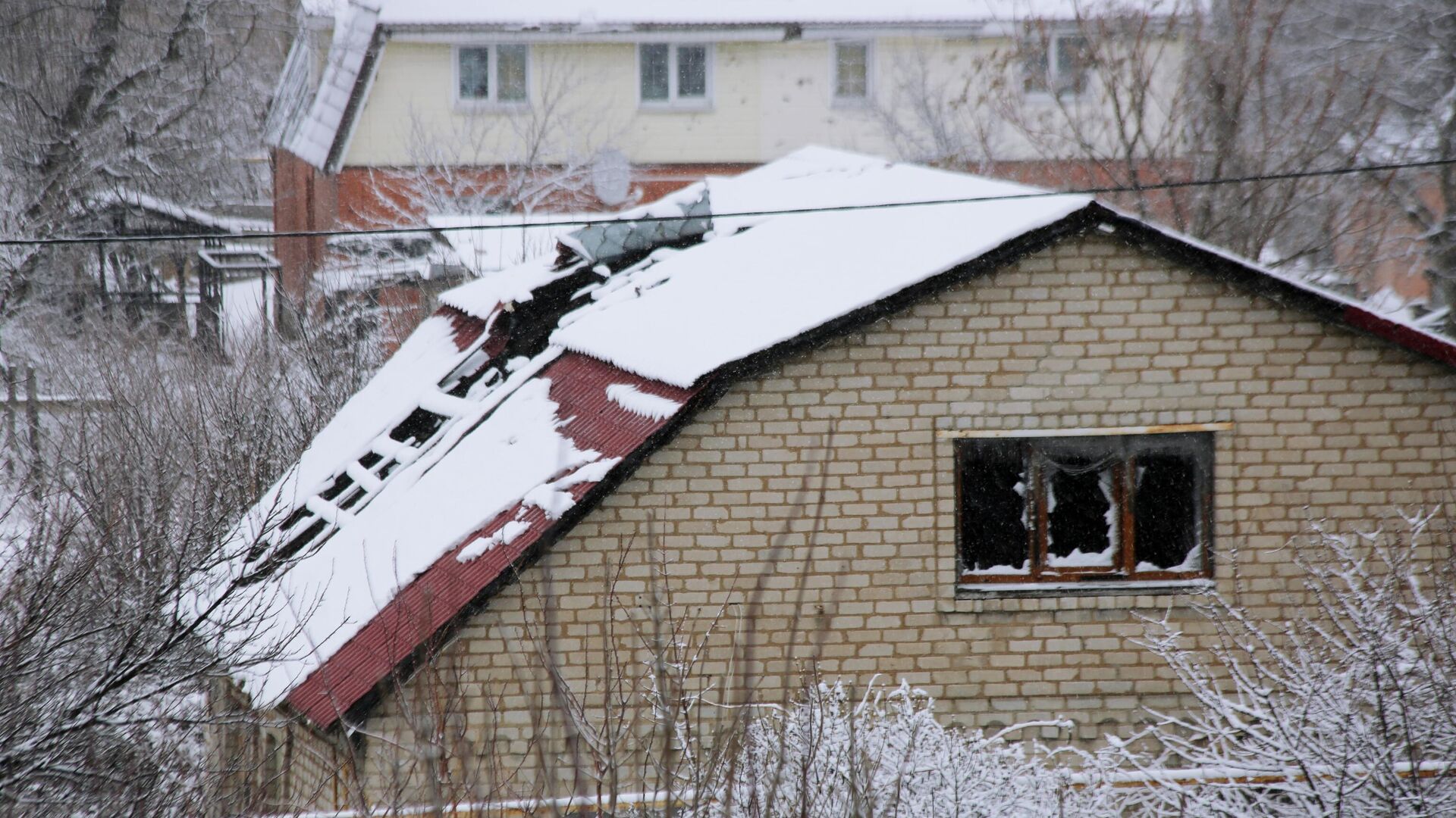 Дом в поселке Веселое Донецкой области, получивший повреждения во время боевых действий - РИА Новости, 1920, 11.03.2021