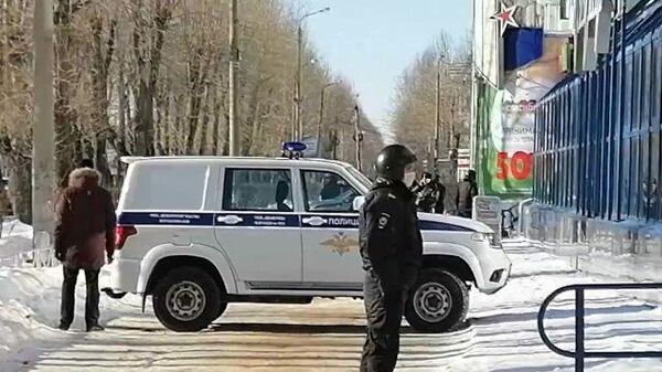 Кадры с улицы в Северодвинске, где мужчина взял в заложники человека