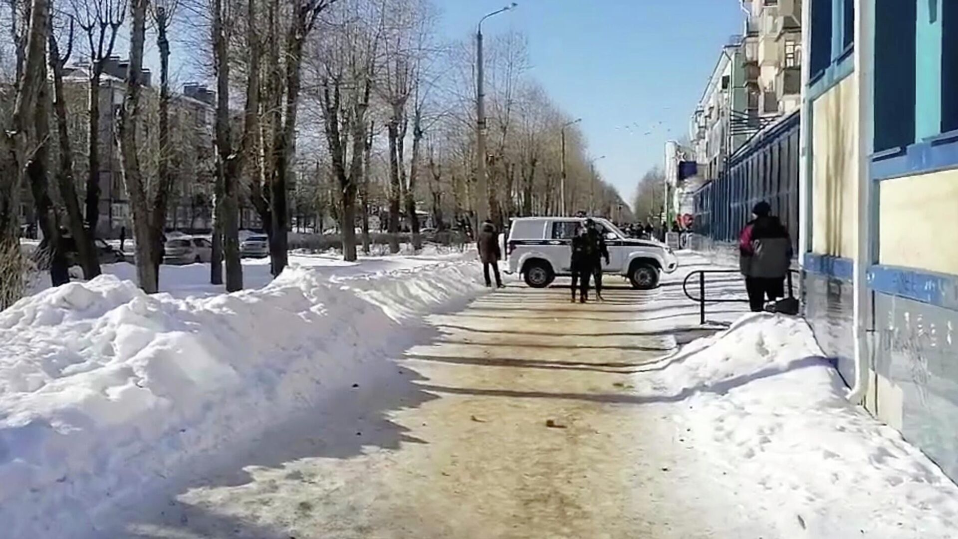 Полиция на месте захвата заложников в Северодвинске. Кадр видео - РИА Новости, 1920, 11.03.2021