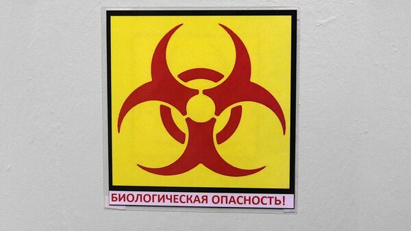 Знак биологической опасности на входной двери в лабораторию. Архивное фото