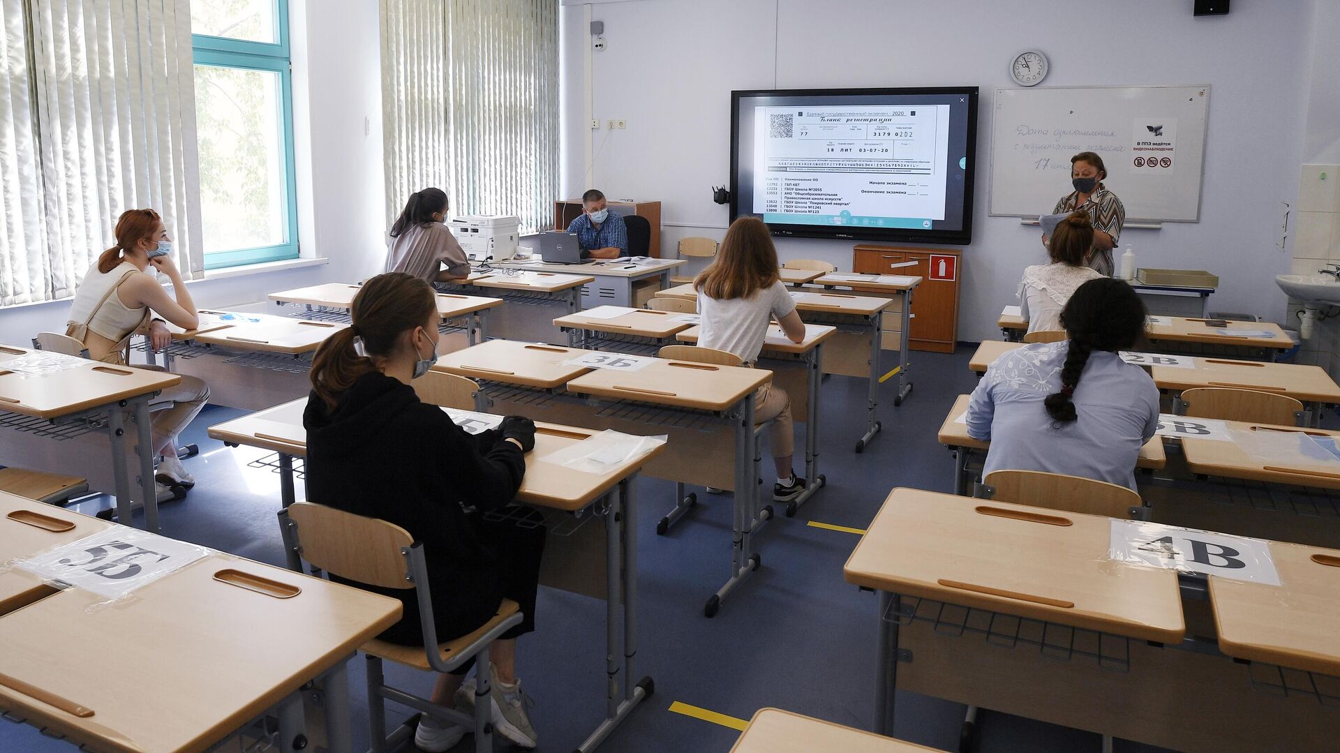 Ученики школы №2030 проходят инструктаж перед началом сдачи единого государственного экзамена по литературе - РИА Новости, 1920, 25.08.2021