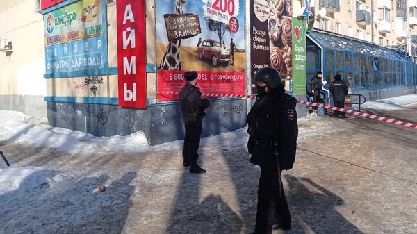 Сотрудники правоохранительных органов у офиса микрозаймов в Северодвинске, где мужчина взял в заложники несколько человек