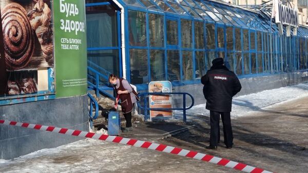 Сотрудник правоохранительных органов у офиса микрозаймов в Северодвинске, где мужчина взял в заложники несколько человек