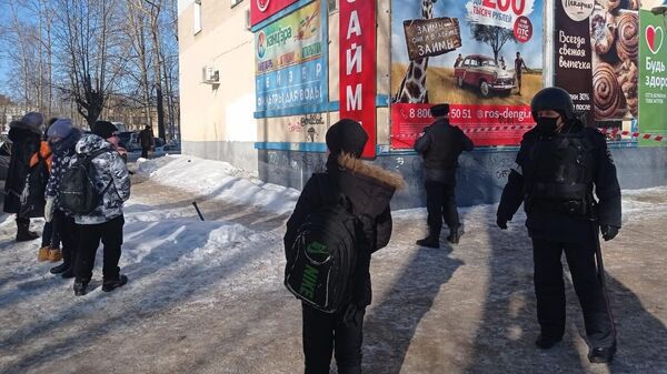 Сотрудники правоохранительных органов у офиса микрозаймов в Северодвинске, где мужчина взял в заложники несколько человек