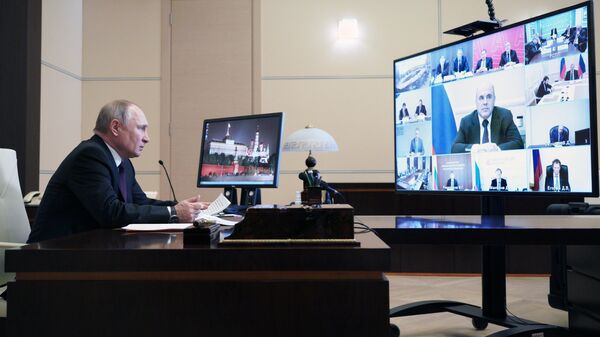 Президент России Владимир Путин проводит совещание о мерах по повышению инвестиционной активности в режиме видеоконференции