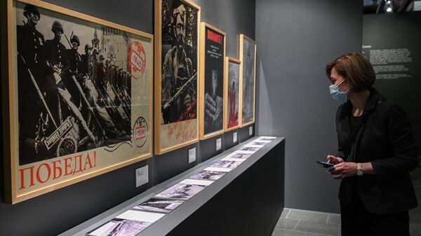 Посетительница на выставке Триумф победителей в Музее Победы в Москве