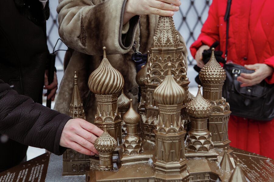 Незрячие изучают уличную металлическую тактильную модель Покровского собора