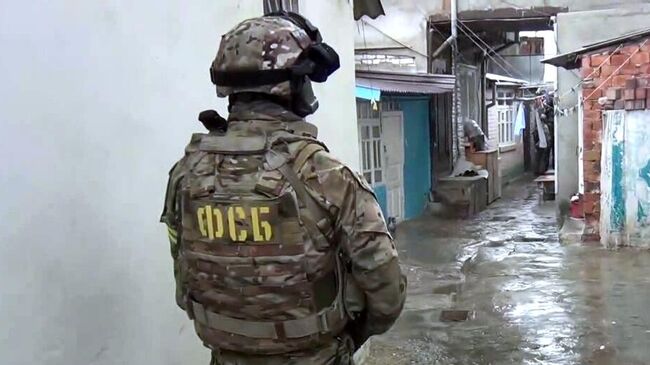 Сотрудник ФСБ РФ во время спецоперации по ликвидации боевика, планировавшего теракт, в Махачкале