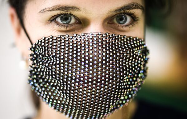 Девушка в маске на выставке Ювелирный вернисаж на ВДНХ в Москве