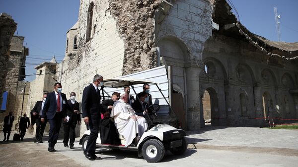 Папа Римский Франциск возле разрушенного собора в старом городе Мосула, Ирак. 7 марта 2021 года