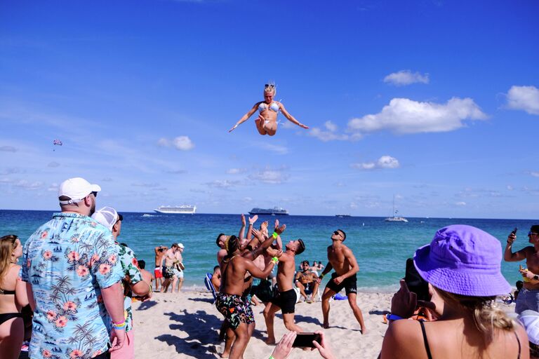 Спортсмены колледжа на пляже в Форт-Лодердейле, штат Флорида, США. 5 марта 2021 года