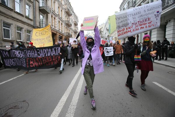 Участники ежегодного Марша женщин, посвященного празднику 8 Марта, в Киеве