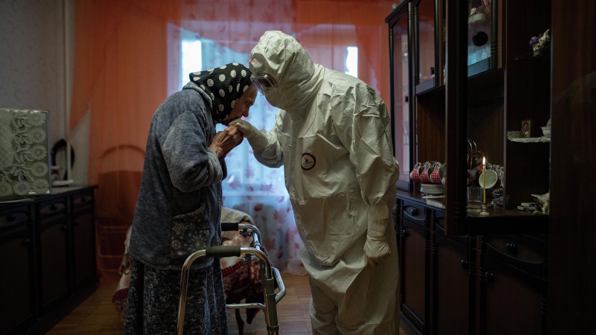 Священник отец Иоанн навещает 81-летнюю Анну Одинокову, страдающую от Covid-19, в ее доме в Москве, Россия - РИА Новости, 1920, 06.10.2021