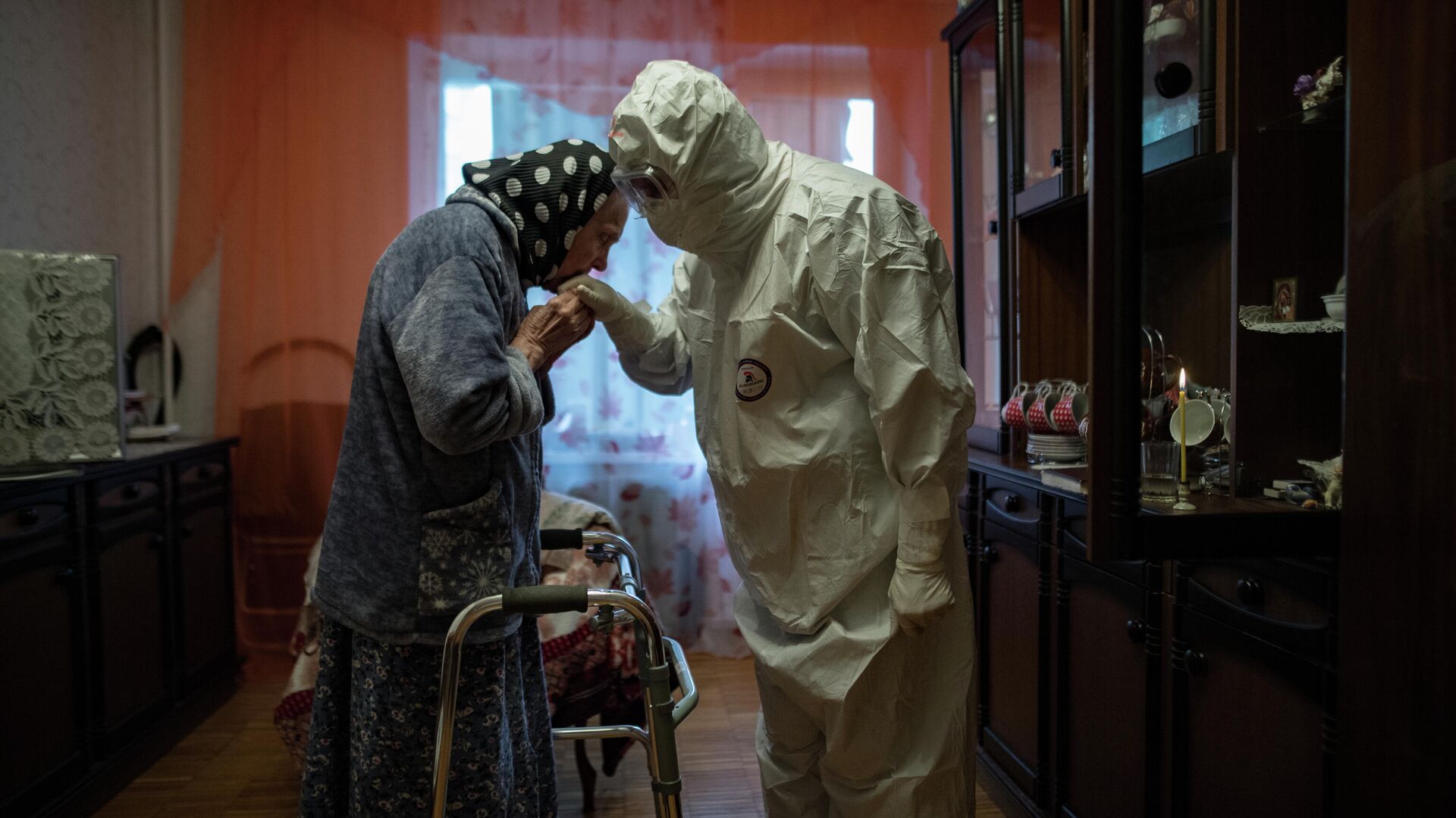 Священник отец Иоанн навещает 81-летнюю Анну Одинокову, страдающую от Covid-19, в ее доме в Москве, Россия - РИА Новости, 1920, 06.10.2021