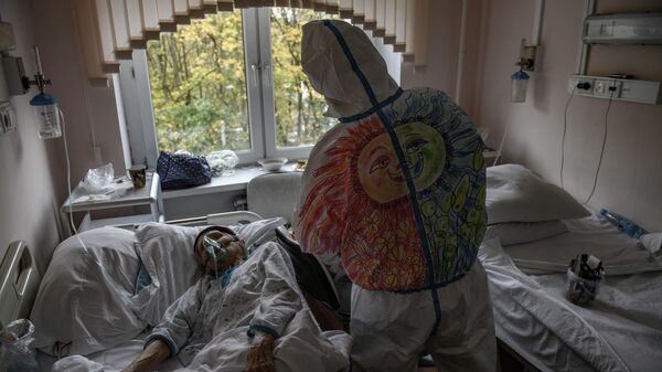 Волонтер ухаживает за пациентом Городской клинической больницы № 52, где проходят лечение пациенты, страдающие коронавирусной инфекцией. Москва, Россия