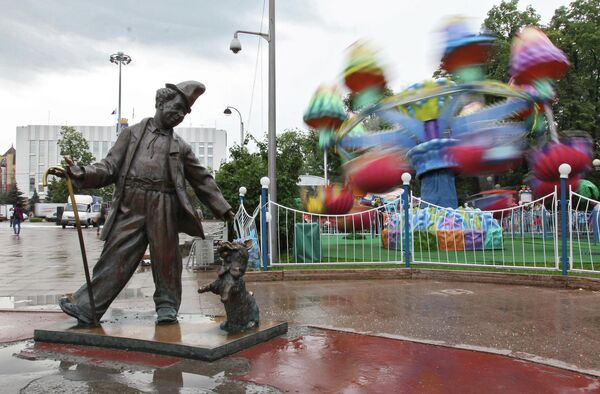 Памятник клоуну Карандашу и его собаке Кляксе на Цветном бульваре в Тюмени