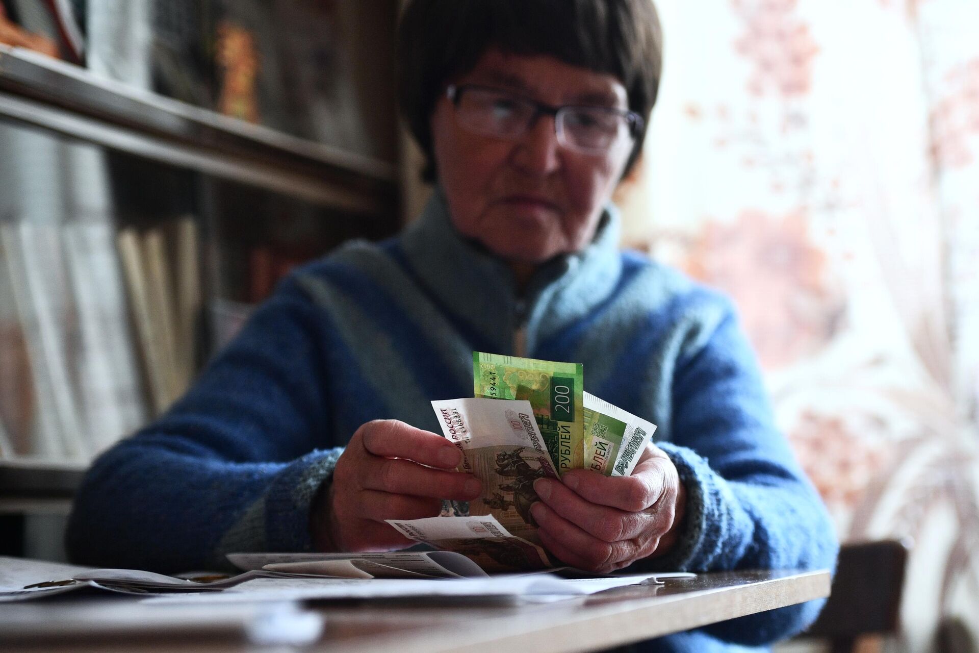Женщина, получившая пенсию, у себя дома - РИА Новости, 1920, 25.05.2021