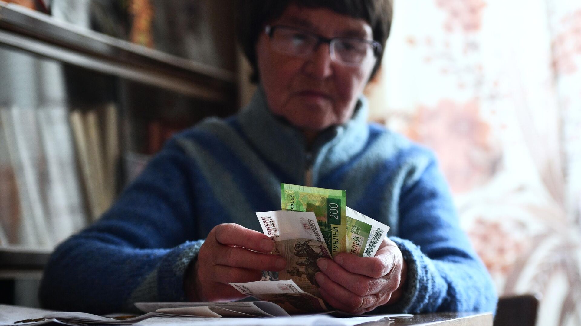 Женщина, получившая пенсию, у себя дома - РИА Новости, 1920, 23.03.2021