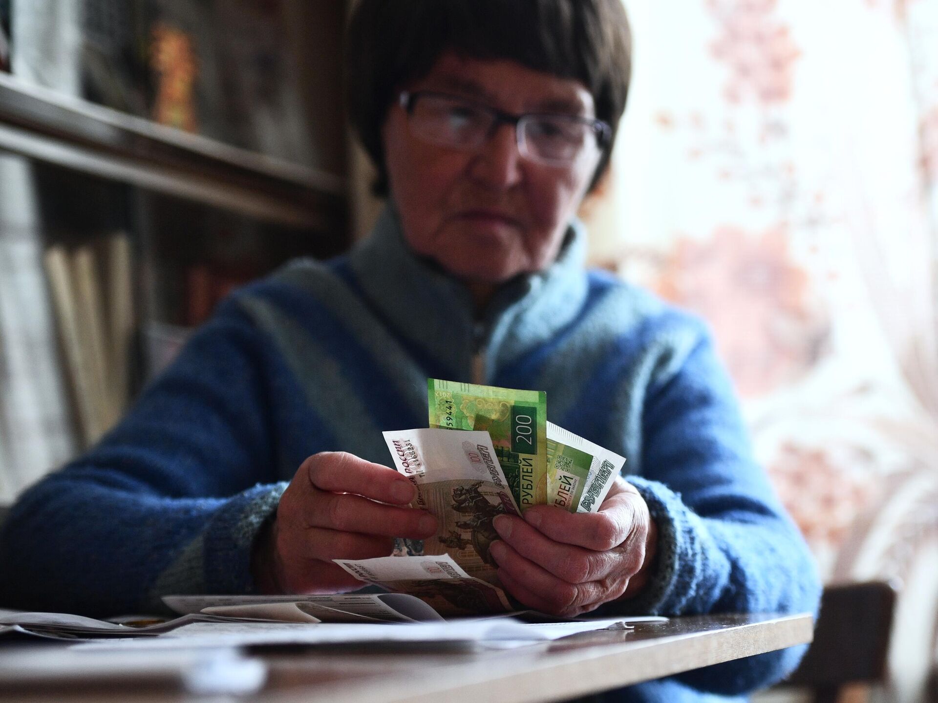 Московская доплата пенсионерам в 2024 году. Пенсионеры пенсия. Пенсионер с деньгами. Пенсия фото. Пенсионерам выдают деньги.