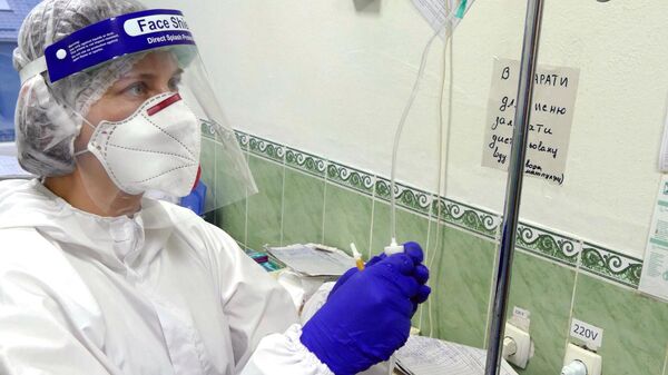 Медицинский работник в мобильном госпитале для пациентов с COVID-19 на территории Богородчанской центральной районной больницы в Ивано-Франковской области Украины